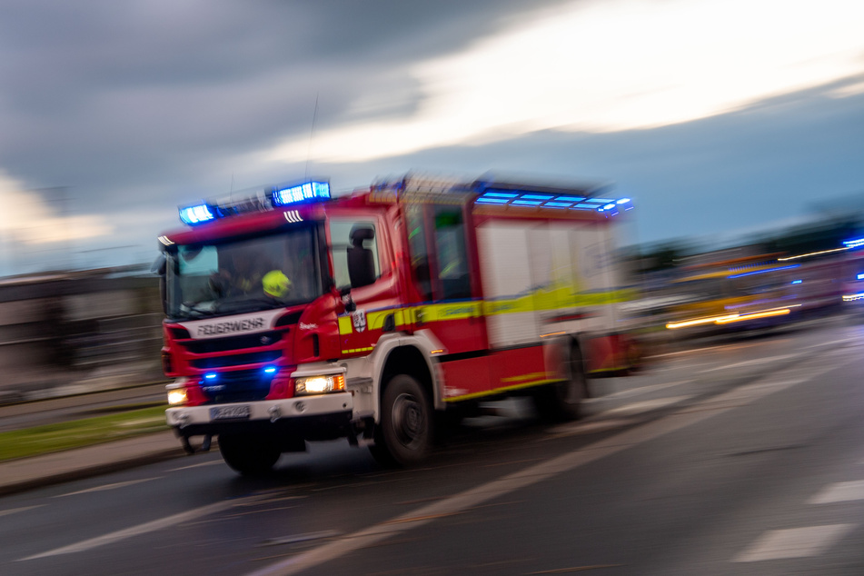Rettungskräfte wurden zu einem brennenden Auto auf der A10 alarmiert. (Symbolbild)