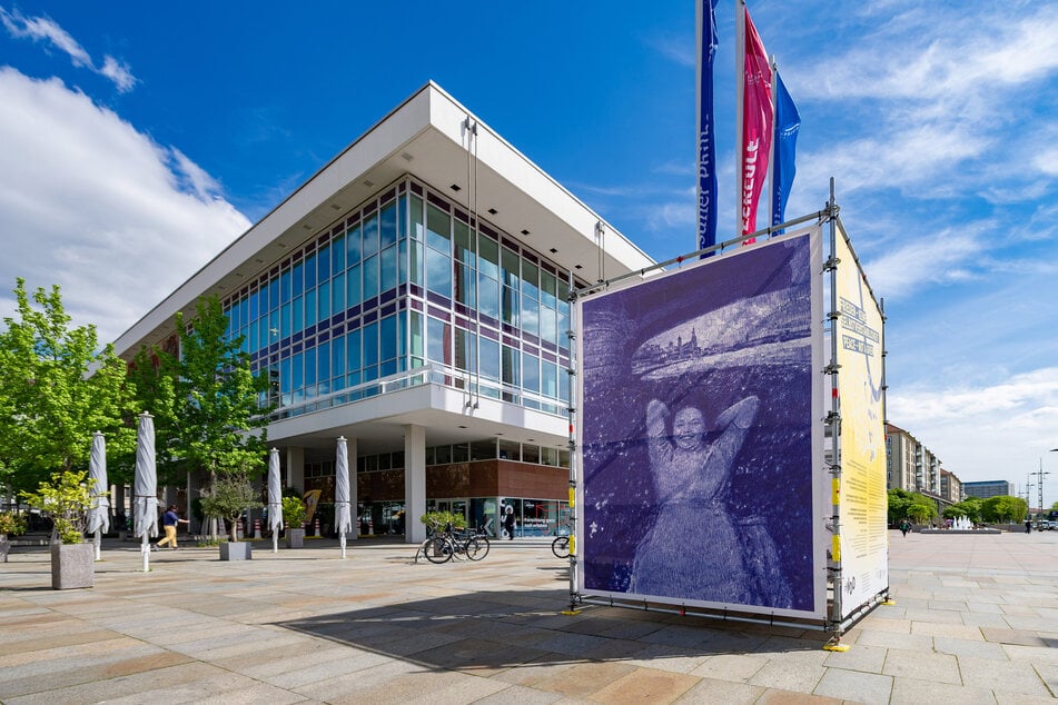 Vor dem Kulturpalast präsentieren Staatsschauspiel und Kunsthaus Kugelschreiber-Zeichnungen der Dresdner Künstlerin Nadine Wölk, die ihre Großmütter im Mai 1945 in glücklichen Momenten zeigen.