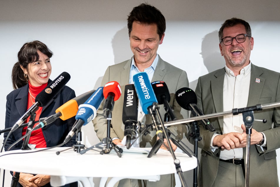 Gute Laune: Berlins SPD-Chef Steffen Krach (47, M.), Wahlsiegerin Elif Eralp (45, Linke) und Grünen-Co-Vorsitzender Werner Graf (46, r.) streben Koalitionsverhandlungen an.