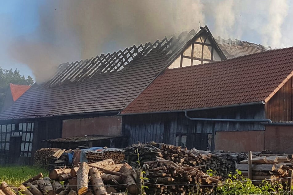Bei dem Feuer erlitten insgesamt etwa zehn Personen Rauchvergiftungen.