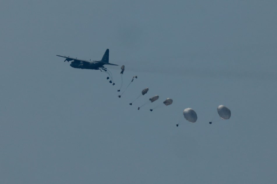Airdrops of food, while being dangerous to people, are insufficient to arrest the progress of famine, the IPC warned.