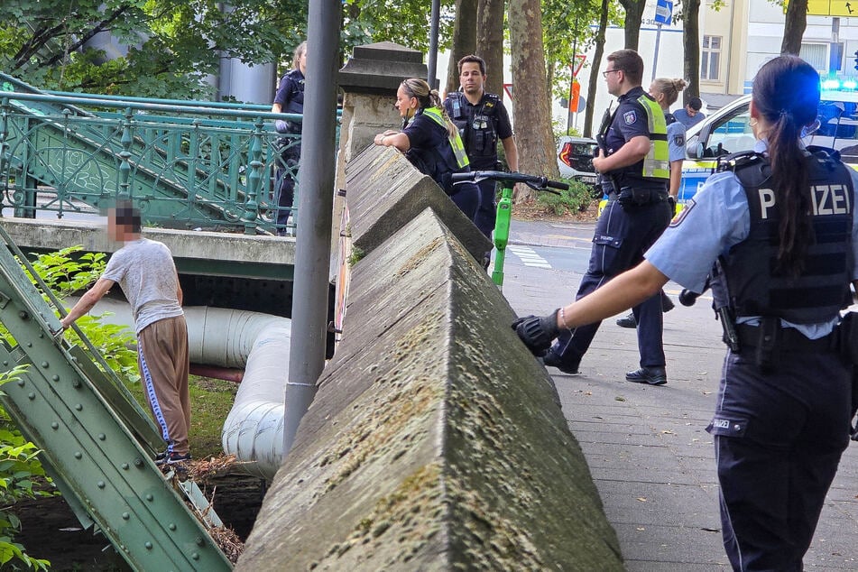 Der Flüchtige hatte sich an einem Pfeiler der Schwebebahn an der Ohligsmühle festgehalten.