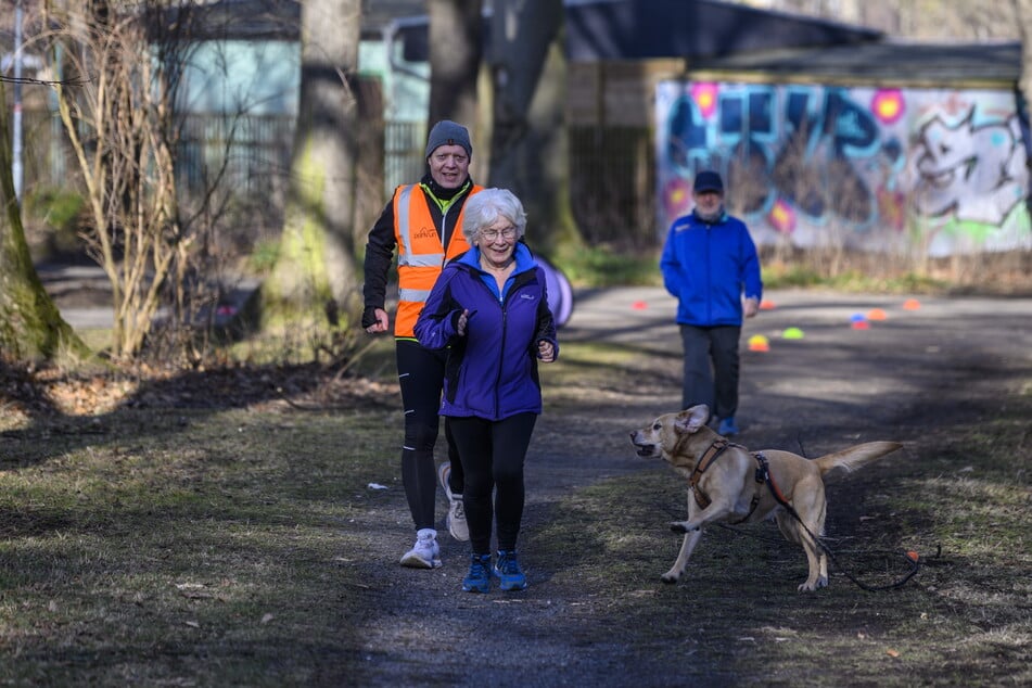 Eleonore Morgenstein (77) kommt mit Hund Nuala ins Ziel. Hinter ihr läuft die Schlussbegleitung.