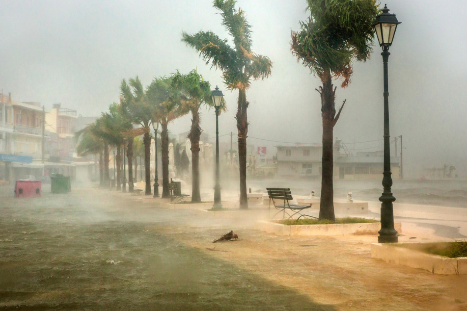 Meerwasser überflutet eine Straße im Hafen von Argostoli.