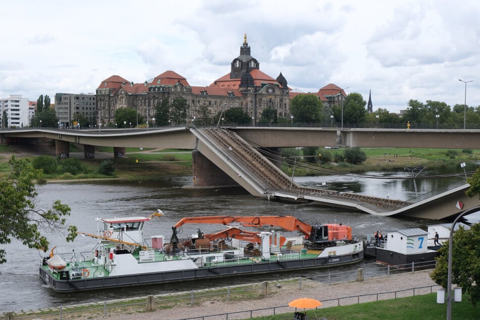 Die Abrissarbeiten an der Carolabrücke gehen weiter.