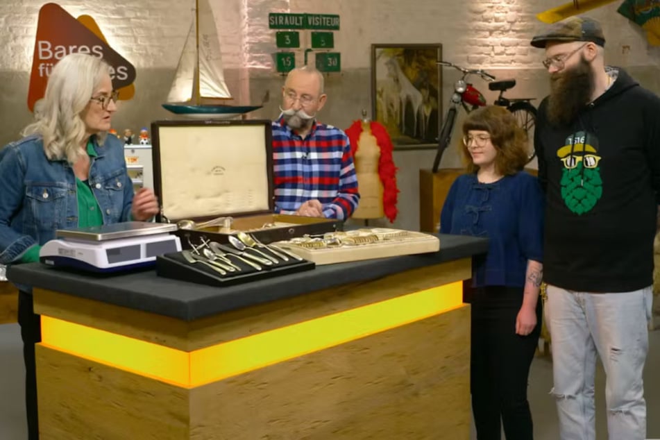 Anja Arneth (2.v.r.) und ihr Partner Sebastian Fischer (r.) wollen nach Japan reisen. Ein Verkauf bei "Bares für Rares" soll die Reisekasse füllen.