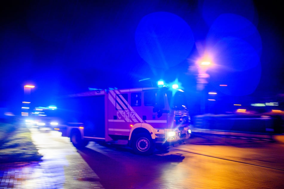 Die Feuerwehr löschte den Transporter, die Polizei ermittelt wegen fahrlässiger Brandstiftung. (Symbolfoto)