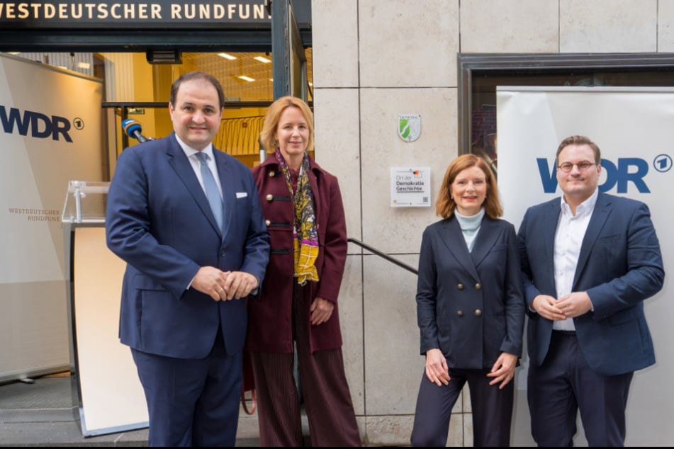 Unter anderem NRW-Medienminister Nathanael Liminski (l.) war bei der Auszeichnung dabei.