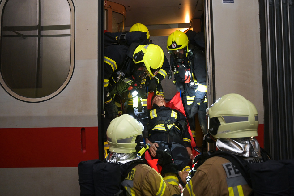 Feuerwehrleute übten die Rettung verletzter Personen aus einem havarierten Zug im Osterbergtunnel.