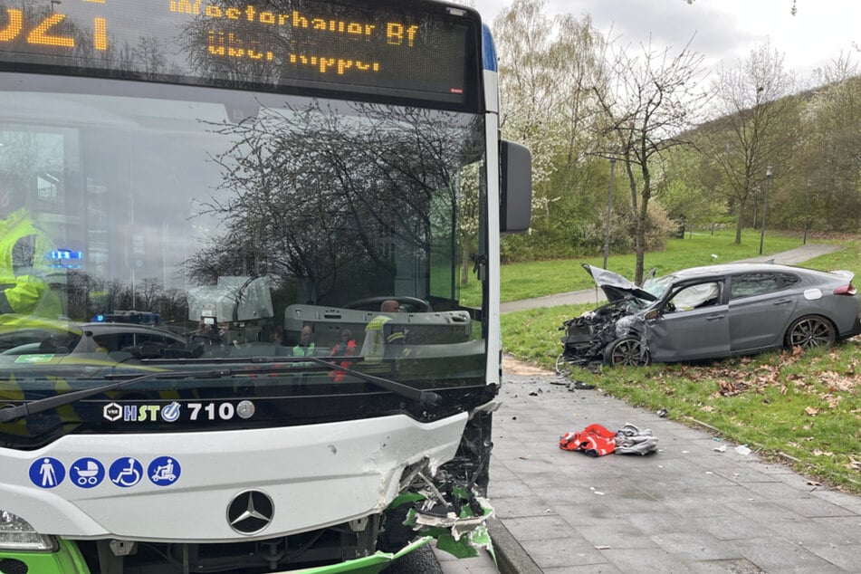 Zum Zeitpunkt des Unfalls befanden sich keine weiteren Fahrgäste im Bus. Der Busfahrer erlitt jedoch einen Schock.