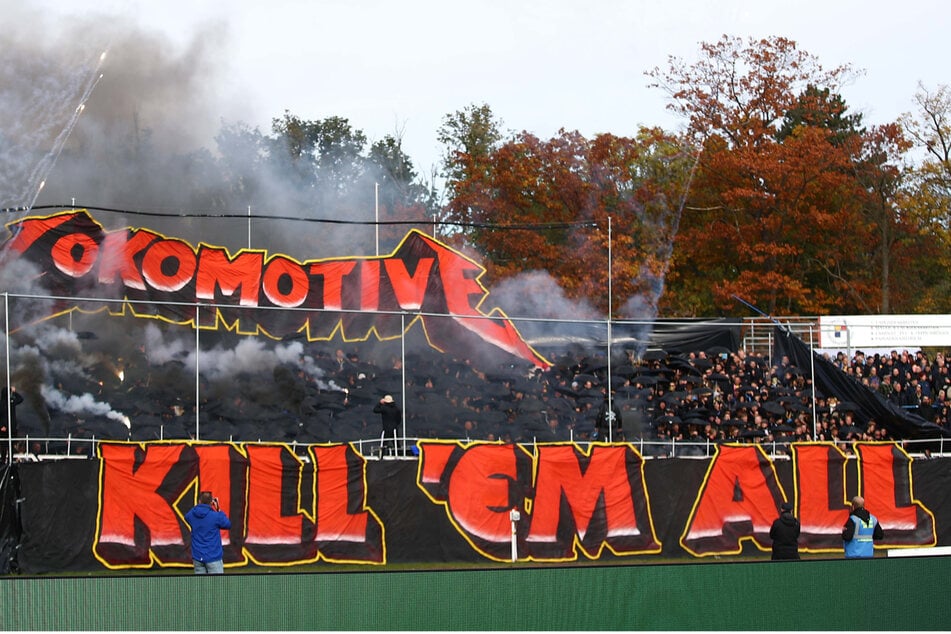 Eine imposante Feuerwerks-Choreo mit zweifelhafter Botschaft präsentierte der Fanblock von Lok Leipzig zu Spielbeginn.