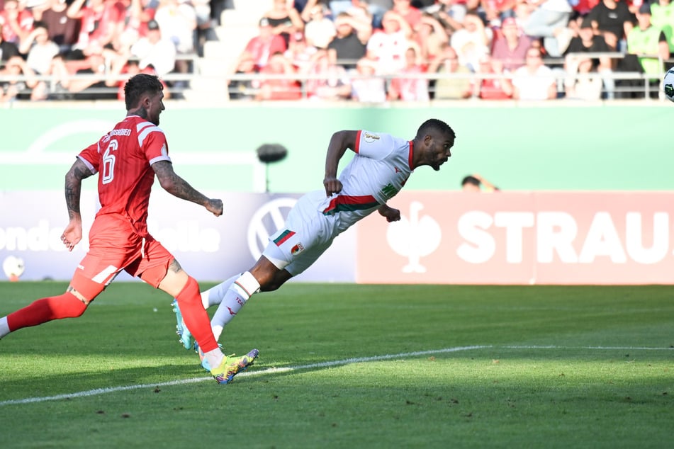 Steve Mounié bekommt den Ball von der Toraus-Linie zurückgespielt und köpft ein - ein höchst umstrittener Führungstreffer.