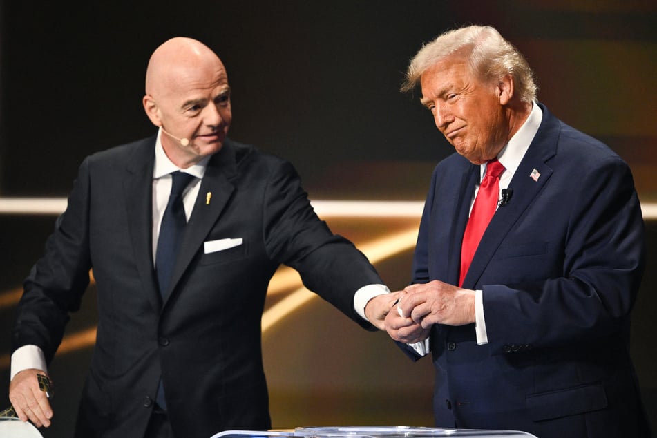 US-Präsident Donald Trump (80, r.) und FIFA-Boss Gianni Infantino (56, l.) sollen hinter der Aufhebung der Sperre von US-Nationalspieler Folarin Balogun (25) stecken.