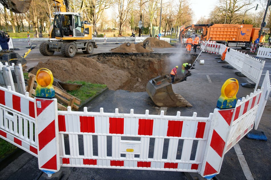 Das Loch auf der Inneren Kanalstraße in Köln wurde inzwischen repariert. Ab Freitagfrüh soll der Verkehr wieder fahren können.