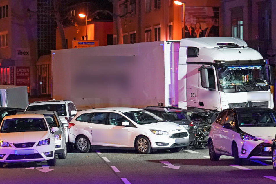Der Lastwagen war im hessischen Limburg auf mehrere vor einer roten Ampel vor dem Landgericht stehende Fahrzeuge aufgefahren.