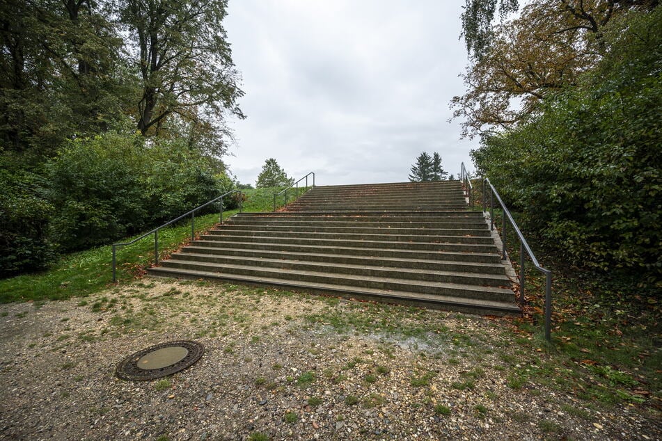 Nahe der Freitreppe soll im nächsten Jahr eine Hinweistafel an das 1993 abgerissene Schwanenschloss erinnern.
