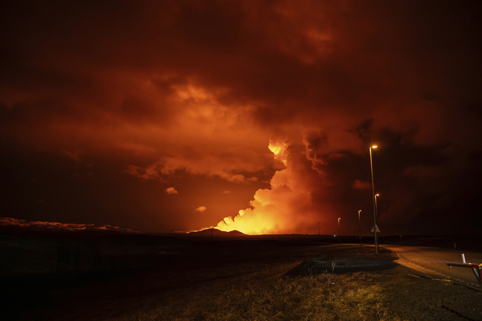 Was beeindruckend aussieht, hat einen ernsten Hintergrund. Die leuchtend rote Eruption nahe dem Küstenort Grindavík war von der nordöstlich gelegenen Hauptstadt Reykjavik aus zu sehen.