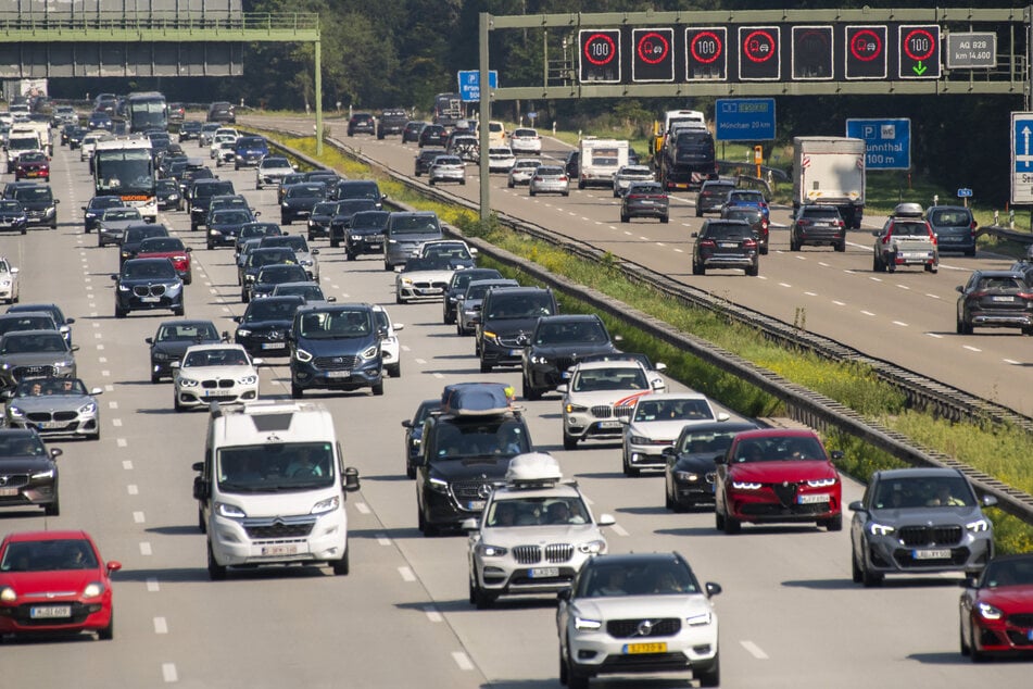 Unfall A8: Langer Stau auf A8: Fünf Menschen bei Unfall mit mehreren Autos verletzt