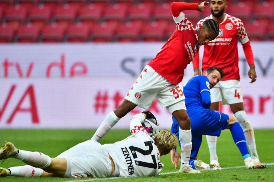 Mark Uth (2.v.r.) traf für Schalke 04 zum 1:1-Ausgleich.
