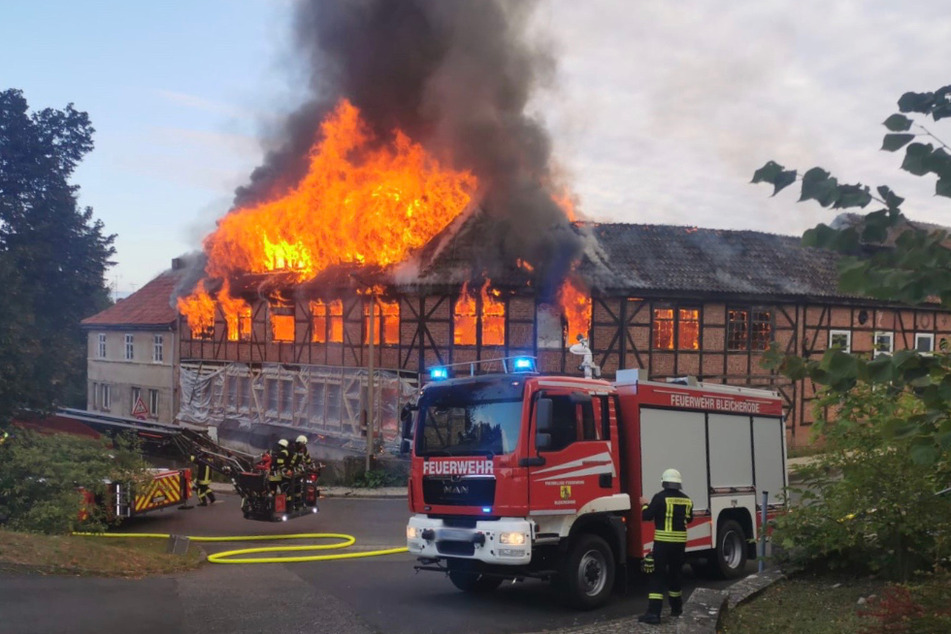 Eine alte Möbelfabrik in Bleicherode (Landkreis Nordhausen) brennt.
