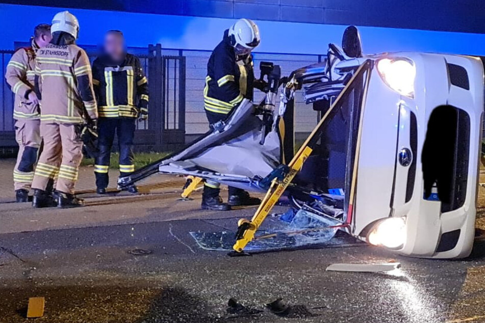 Motorradfahrer haut Auto um: Zwei Schwerverletzte nach heftigem Unfall