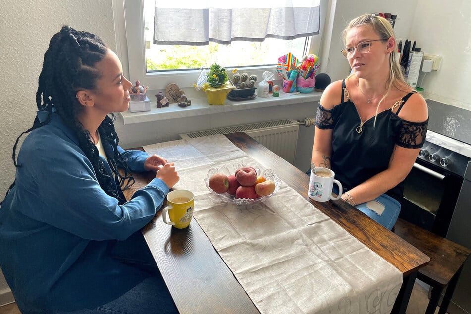 Aminata Belli (l.) spricht mit Diana unter anderem über Geldsorgen.