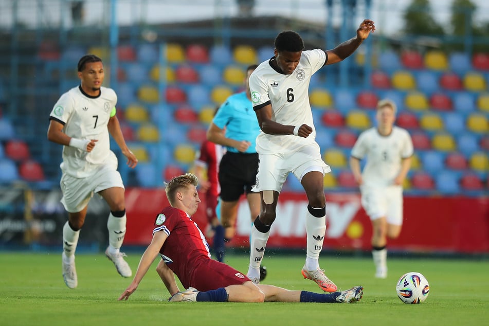 Winners Osawe (19, r.) bei der U19-EM im vergangenen Sommer.