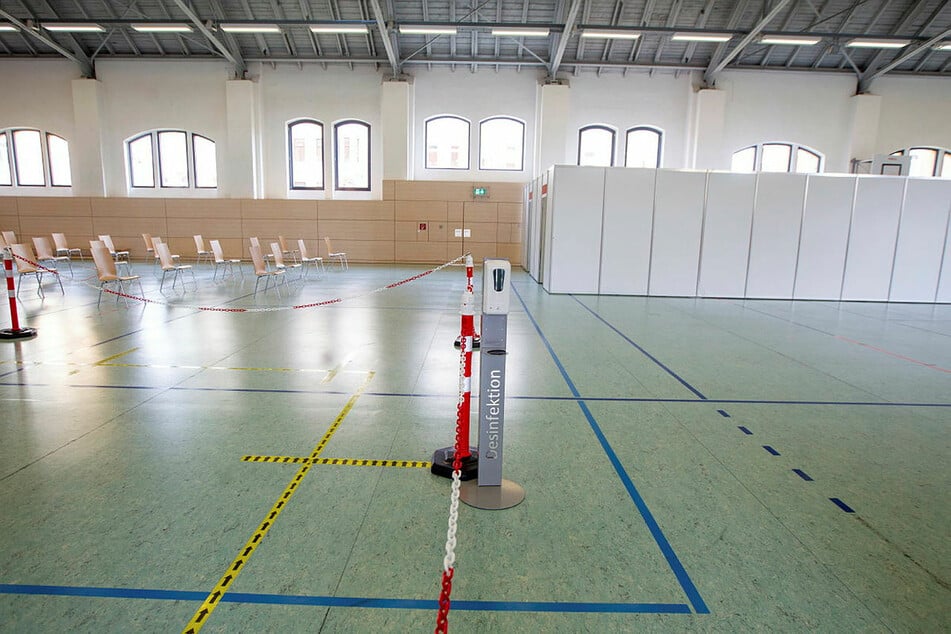Ein Blick ins Innere des Impfzentrums. Absperrungen wurden aufgestellt, ein Wartebereich eingerichtet und die Impf-Kabinen (rechts) installiert.