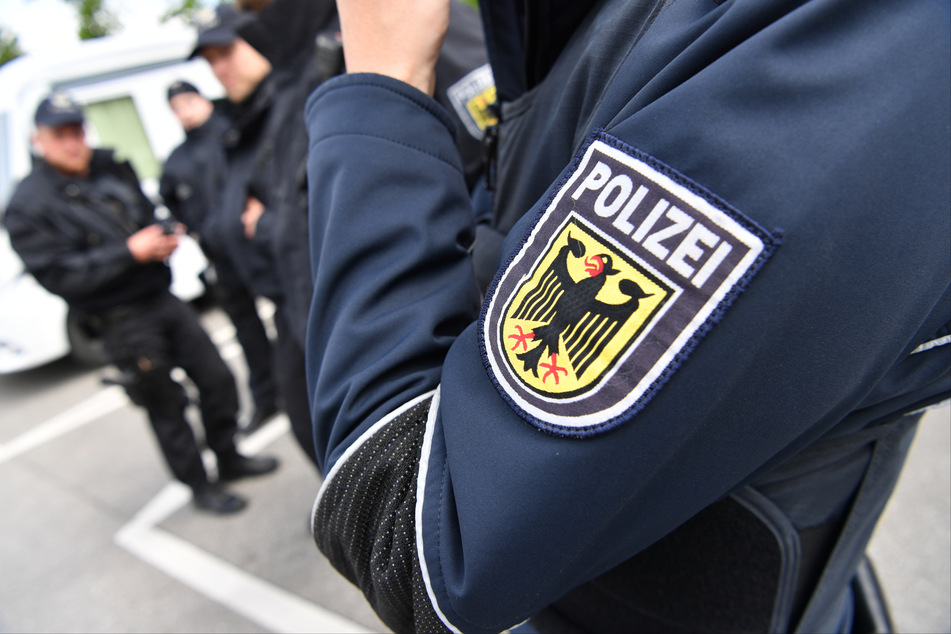 Seit Freitag hat die Bundespolizei im Erzgebirge mehr als 40 unerlaubt eingereiste Personen festgestellt. (Symbolbild)