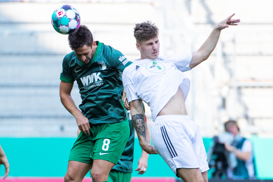 Kämpferisch: für den FC Augsburg um Rani Khedira (l.) geht es vornehmlich nur darum, die Klasse zu halten.