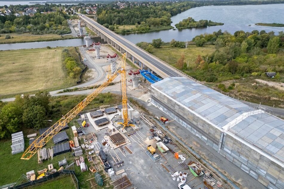 In den kommenden zwei Jahren entsteht hier parallel eine neue, 465 Meter lange Brücke. Autofahrer müssen zum Teil lange Umleitungen in Kauf nehmen, Fußgänger und Radfahrer bekommen eine Behelfsbrücke.