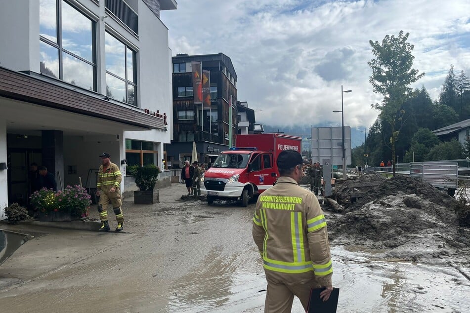 350 Kräfte von Feuerwehren, aber auch Bergrettung und Rotem Kreuz sind im Einsatz.