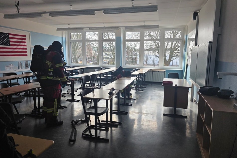 In dem Klassenzimmer in einer Schule in Bad Segeberg seien Personen mit einer unbekannten Flüssigkeit in Kontakt geraten.