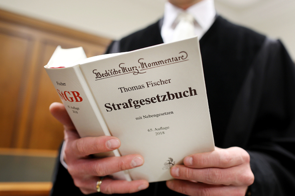Das Kemptener Landgericht hat den Mann zu einer lebenslangen Haftstrafe verurteilt. (Symbolbild)