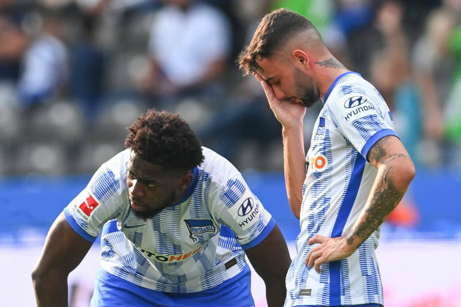 Jordan Torunarigha (l.) und Marco Richter stehen nach der bitteren 1:2-Heimpleite gegen den VfL Wolfsburg mit gesenkten Köpfen auf dem Rasen des Berliner Olympiastadions.