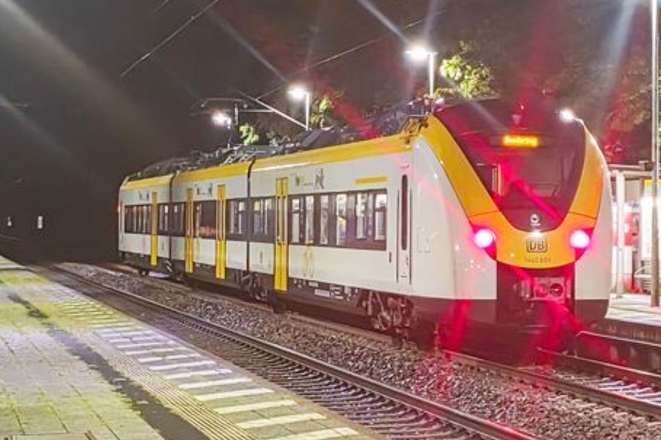 Ticketkontrolle eskaliert: Bahn-Mitarbeiter stürzt bei 120 km/h aus Zug und schwebt in Lebensgefahr