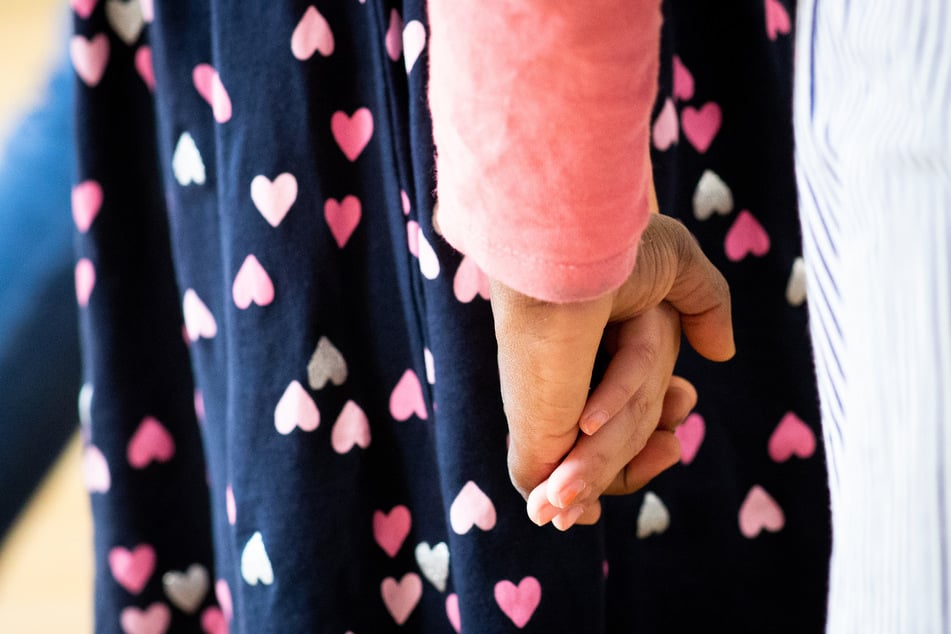 Eltern prügeln auf Tochter ein: Jugendamt nimmt Bruder und Schwester in Obhut