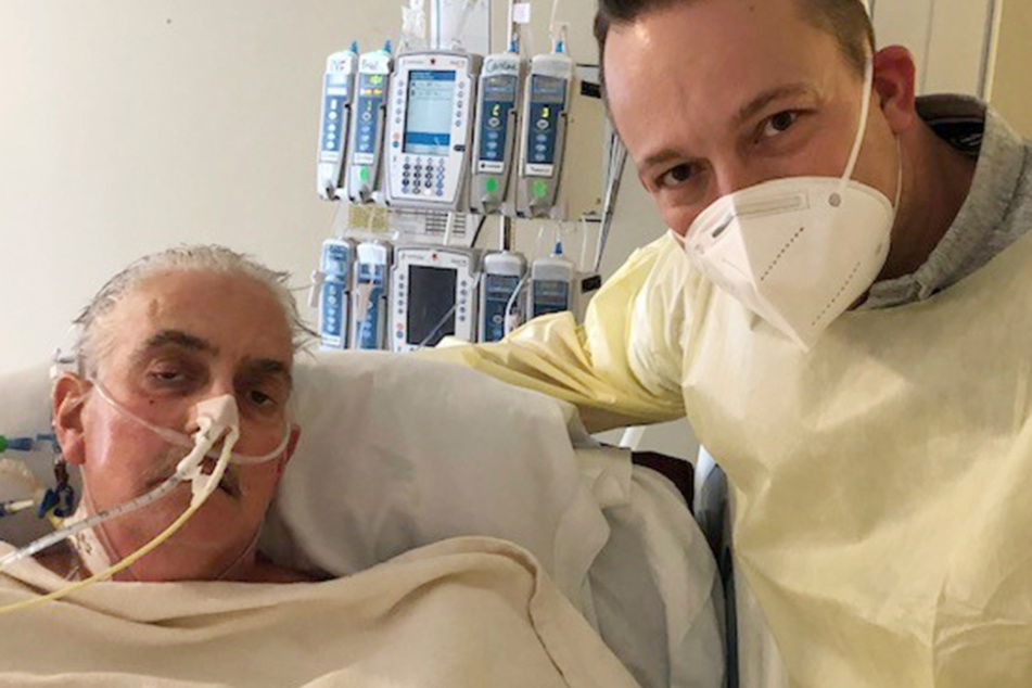 David Bennett Jr. (r) steht neben dem Krankenhausbett seines Vaters in Baltimore - fünf Tage, nachdem Ärzte dem Vater in einem letzten verzweifelten Versuch, sein Leben zu retten, ein Schweineherz transplantiert hatten.