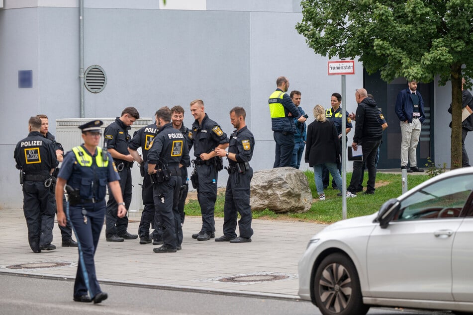 Hier fielen Schüssen: Einsatzkräfte der Polizei stehen vor einem Wohngebäude im Norden der bayerischen Landeshauptstadt.