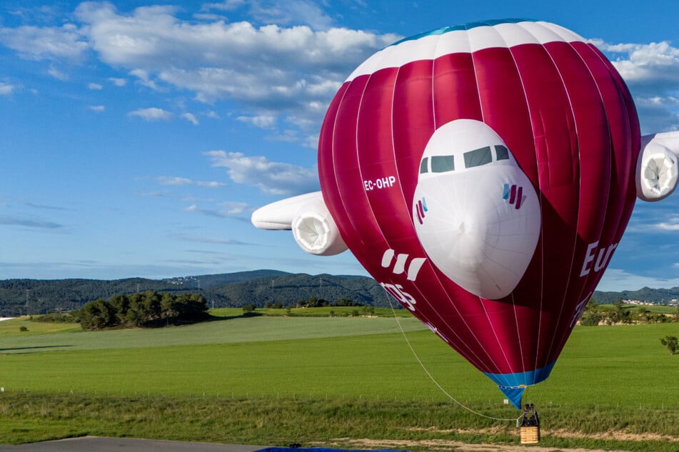 Ein Aprilscherz lernt fliegen: Ab sofort können Touristen auf Mallorca mit diesem ungewöhnlichen Ballon einen Ausflug machen.