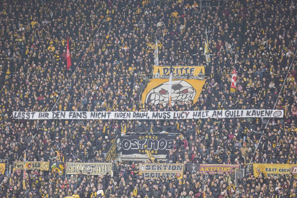 Beim Heimspiel gegen Arminia Bielefeld wurde im K-Block ein Banner mit dem Spruch "Lasst Ihr den Fans nicht Ihren Raum, muss Lucy halt am Gully kauen" hochgehalten.