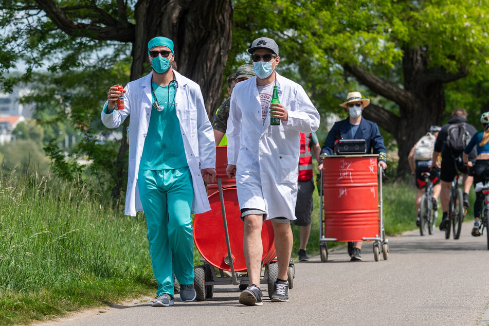 In Dresden zogen Männer mit Arztkittel und Mundschutz los.