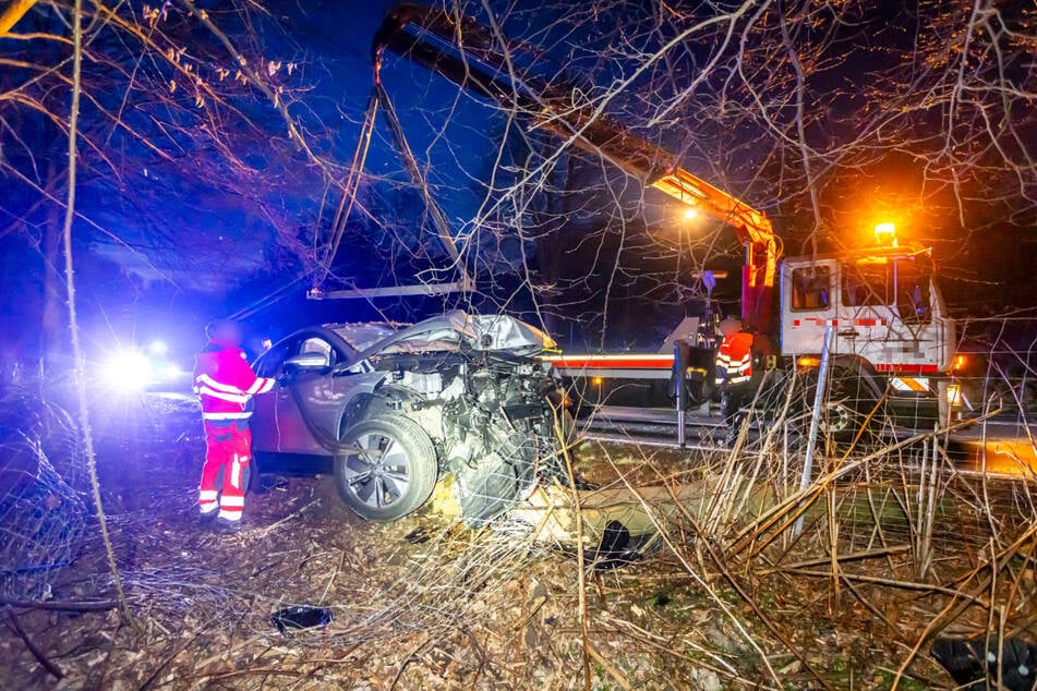 Ein Abschlepper musste das stark beschädigte E-Auto bergen.