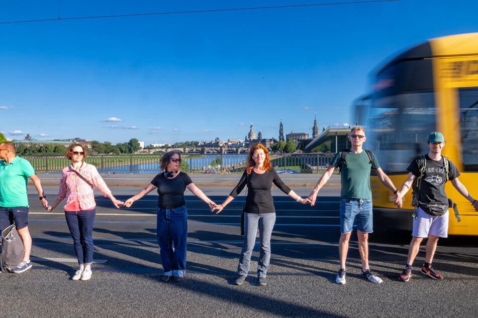 Eine Menschenkette blockierte am Sonntag symbolisch die Bahngleise auf der Marienbrücke für Autos.