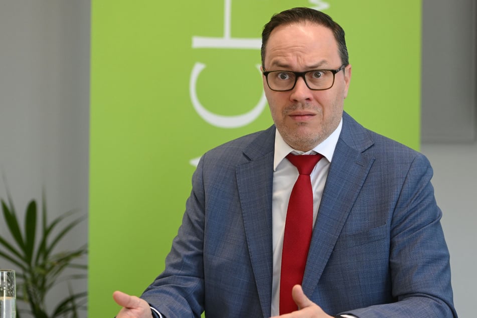 Sachsens Wirtschaftsminister Dirk Panter (52, SPD) findet es gar nicht passend, dass Unternehmen aus der Kriegs-Thematik Gewinne schöpfen - zu Lasten der Bevölkerung.