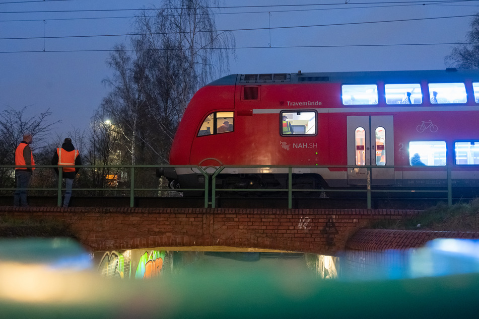 Bahn-Chaos bei Magdeburg: Einkaufswagen verkeilt sich unter Personenzug