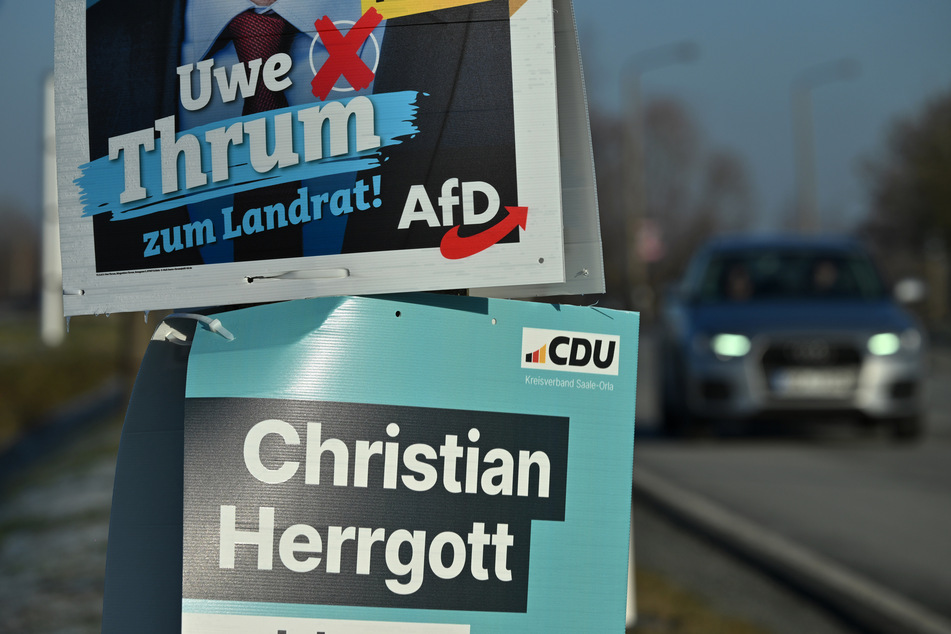 Uwe Thrum (49, AfD) und Christian Herrgott (39, CDU) kämpfen in einer Stichwahl um das Amt des Landrates im Saale-Orla-Kreis.