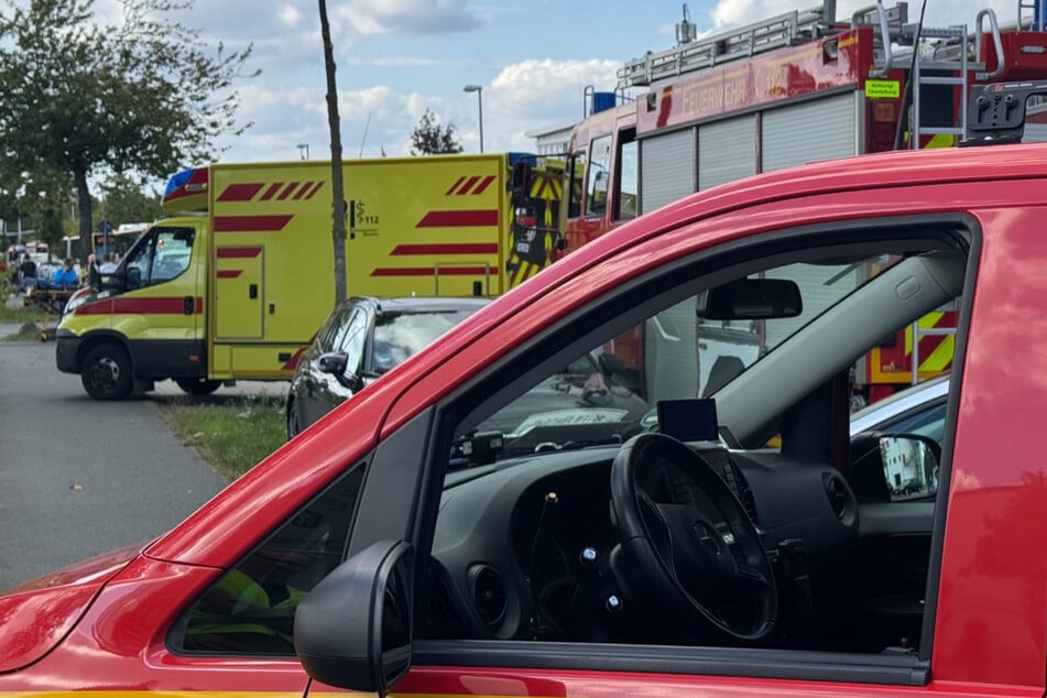 Aufgrund eines Verkehrsunfalls waren Feuerwehr und Rettungsdienst in Dresden-Weißig im Einsatz.