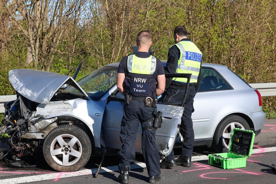 Ein spezielles Verkehrsunfallaufnahmeteam der Kölner Polizei ist nach dem tödlichen Crash auf der A44 im Einsatz.
