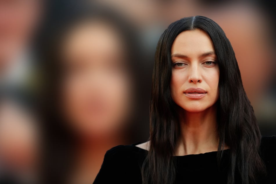 Lack, Leder, Bondage: Model Irina Shayk schockt Fans mit bizarrer Fotostrecke
